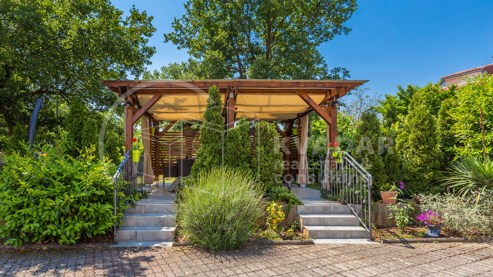 BEZ PROVIZIJE ZA KUPCA&excl;&excl;&sol;Malinska&sol; Ekskluzivan apartman 36m2 s privatnim vrtom 77m2 &excl;