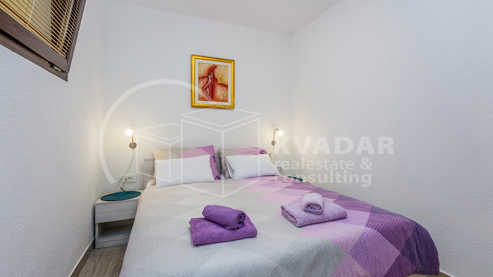 BEZ PROVIZIJE ZA KUPCA&excl;&excl;&sol;Malinska&sol; Ekskluzivan apartman 36m2 s privatnim vrtom 77m2 &excl;