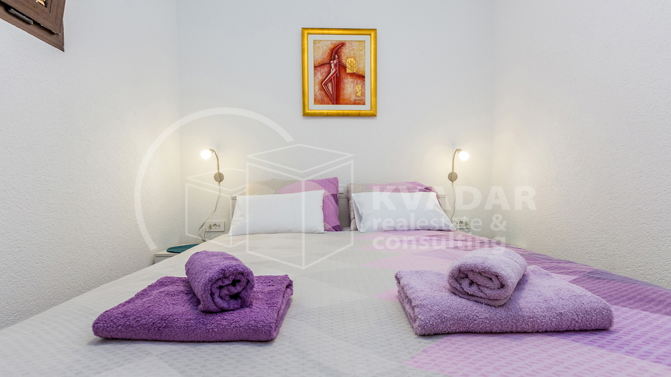 BEZ PROVIZIJE ZA KUPCA&excl;&excl;&sol;Malinska&sol; Ekskluzivan apartman 36m2 s privatnim vrtom 77m2 &excl;