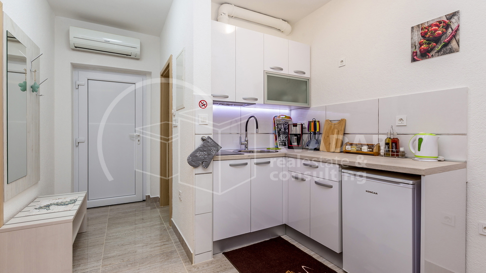 BEZ PROVIZIJE ZA KUPCA&excl;&excl;&sol;Malinska&sol; Ekskluzivan apartman 36m2 s privatnim vrtom 77m2 &excl;
