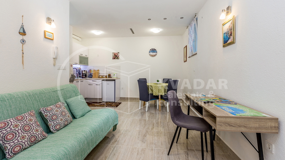 BEZ PROVIZIJE ZA KUPCA&excl;&excl;&sol;Malinska&sol; Ekskluzivan apartman 36m2 s privatnim vrtom 77m2 &excl;
