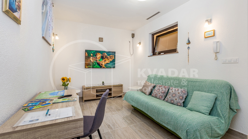 BEZ PROVIZIJE ZA KUPCA&excl;&excl;&sol;Malinska&sol; Ekskluzivan apartman 36m2 s privatnim vrtom 77m2 &excl;