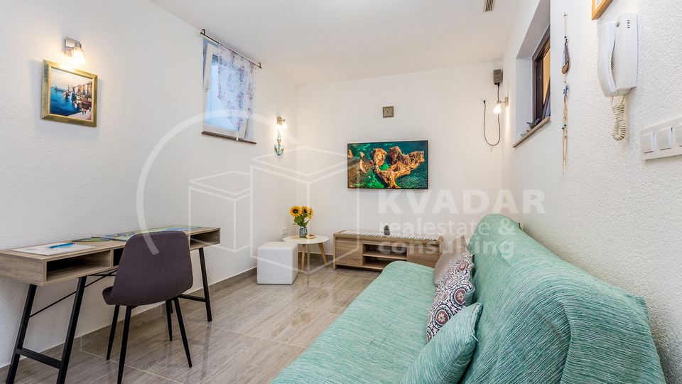 BEZ PROVIZIJE ZA KUPCA&excl;&excl;&sol;Malinska&sol; Ekskluzivan apartman 36m2 s privatnim vrtom 77m2 &excl;