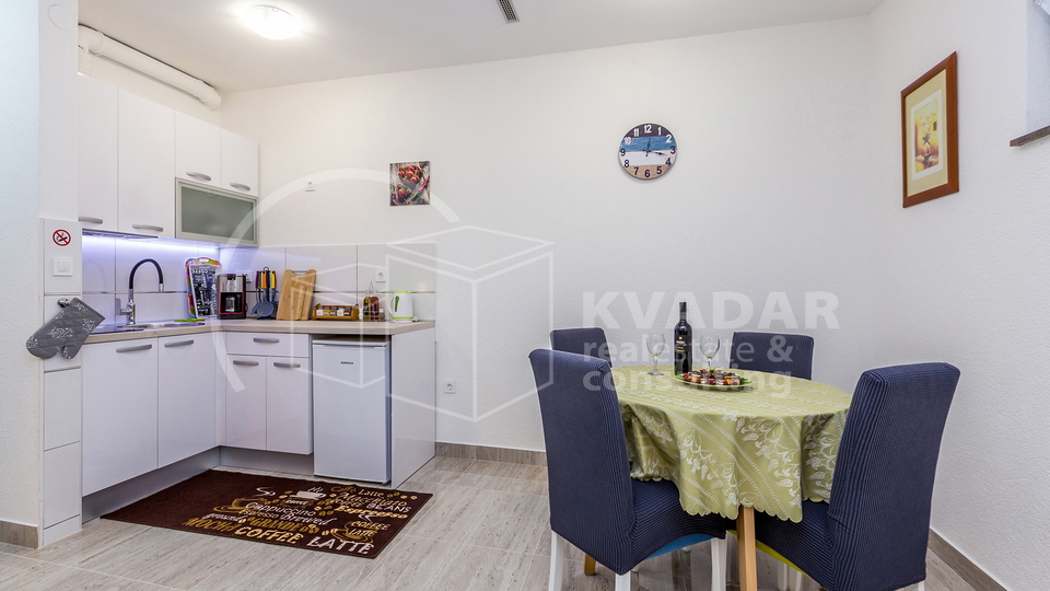 BEZ PROVIZIJE ZA KUPCA&excl;&excl;&sol;Malinska&sol; Ekskluzivan apartman 36m2 s privatnim vrtom 77m2 &excl;