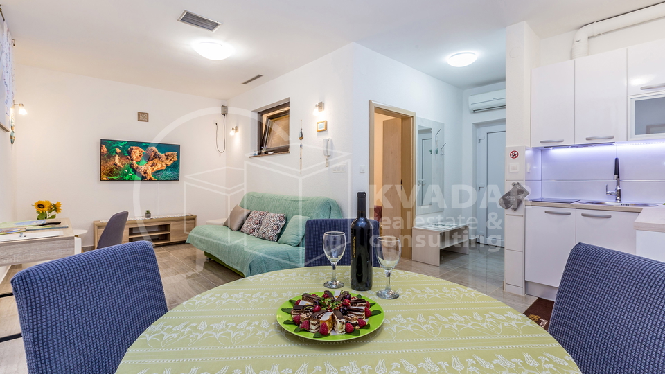 BEZ PROVIZIJE ZA KUPCA&excl;&excl;&sol;Malinska&sol; Ekskluzivan apartman 36m2 s privatnim vrtom 77m2 &excl;