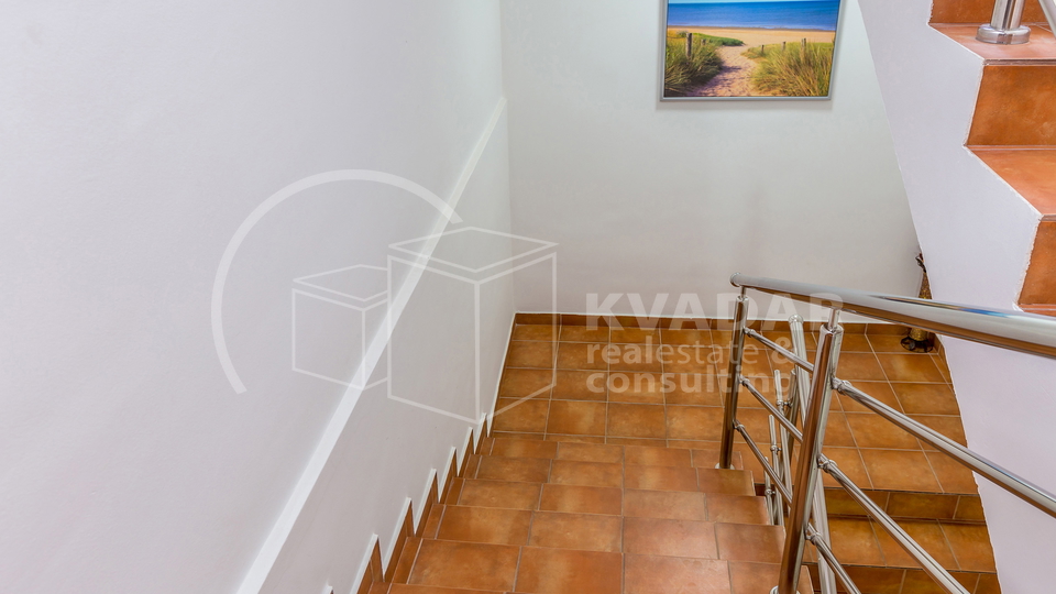 BEZ PROVIZIJE ZA KUPCA&excl;&excl;&sol;Malinska&sol; Ekskluzivan apartman 36m2 s privatnim vrtom 77m2 &excl;