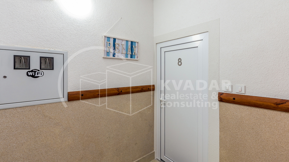 BEZ PROVIZIJE ZA KUPCA&excl;&excl;&sol;Malinska&sol; Ekskluzivan apartman 36m2 s privatnim vrtom 77m2 &excl;