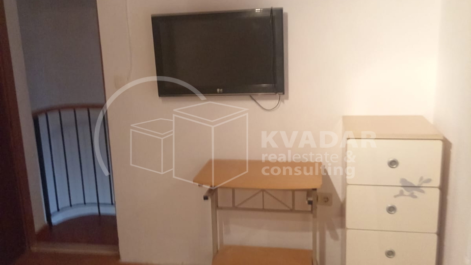 Kuća u nizu - 3 etaže - Kaštel Lukšić - centar