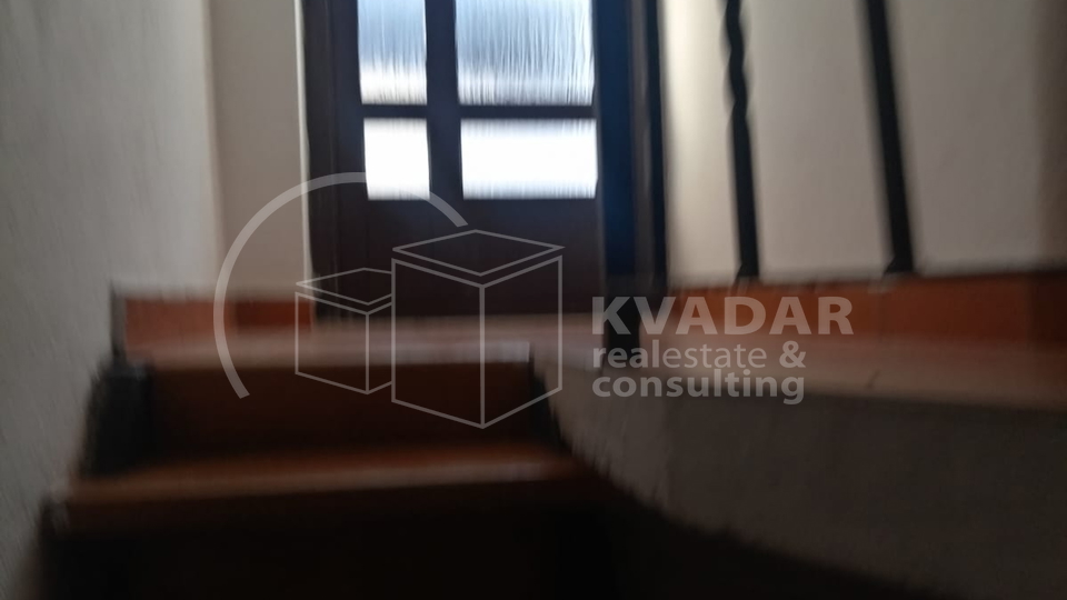 Kuća u nizu - 3 etaže - Kaštel Lukšić - centar