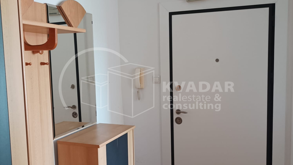 STAN JARUN/ODLIČNA LOKACIJA/65m2 /LOĐA/SPREMIŠTE/LIFT!