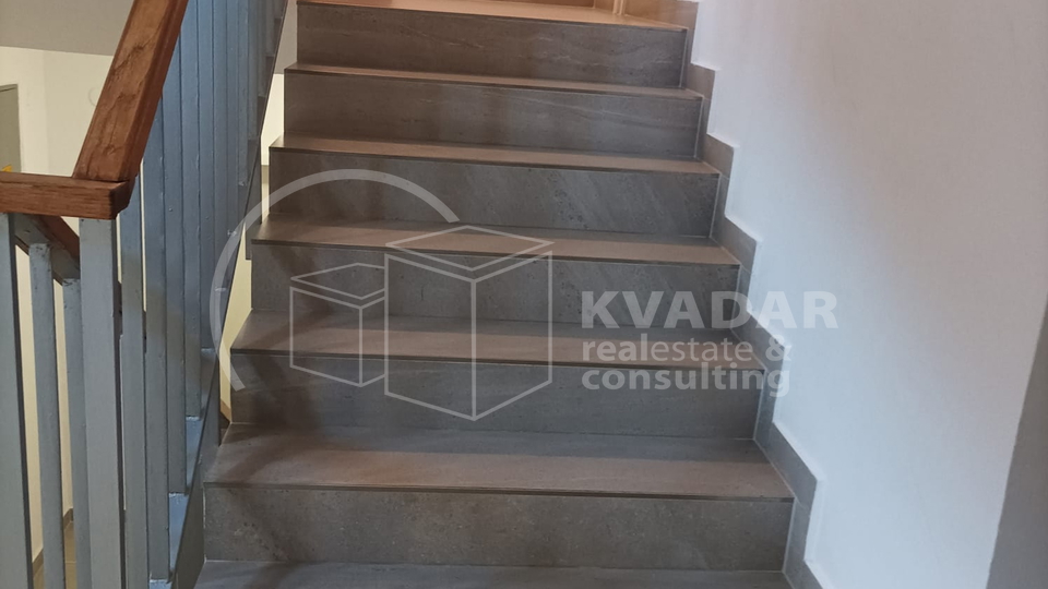 STAN JARUN/ODLIČNA LOKACIJA/65m2 /LOĐA/SPREMIŠTE/LIFT!
