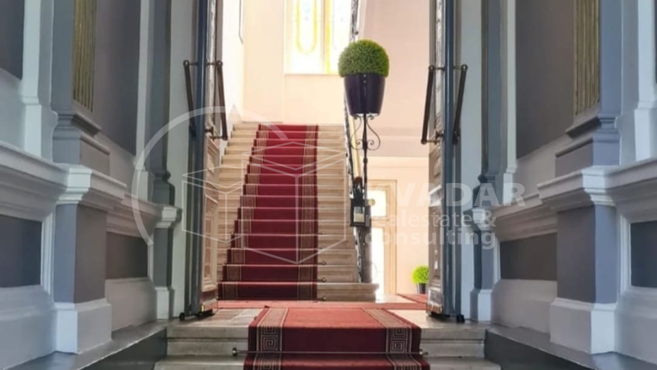 ZAGREB, ZRINJEVAC, CENTAR, 7-SOBNI STAN, 177 m2 I POTKROVLJE 120m2!!!