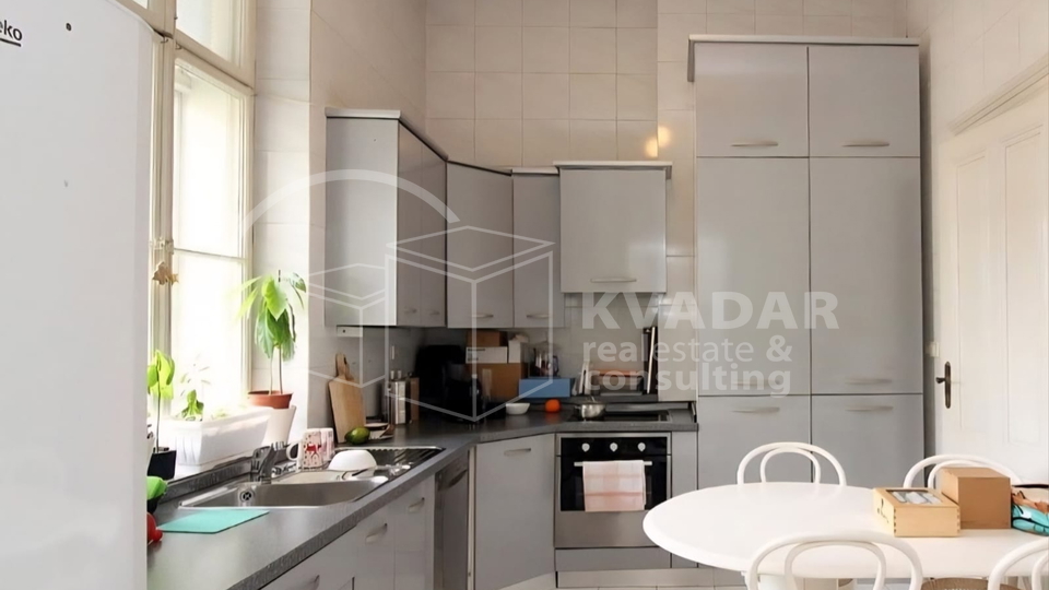 ZAGREB, ZRINJEVAC, CENTAR, 7-SOBNI STAN, 177 m2 I POTKROVLJE 120m2!!!