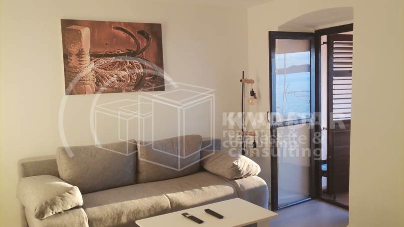 JEDINSTVENA PRILIKA!ŠIBENIK/1.RED DO MORA(NA RIVI)KUĆA(180,55 m2)SA POSLOVNIM PROSTOROM I 2 STANA!