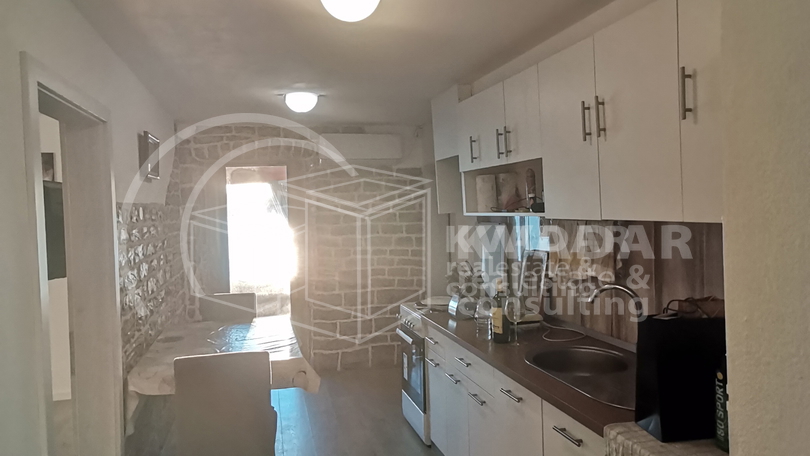 JEDINSTVENA PRILIKA!ŠIBENIK/1.RED DO MORA(NA RIVI)KUĆA(180,55 m2)SA POSLOVNIM PROSTOROM I 2 STANA!