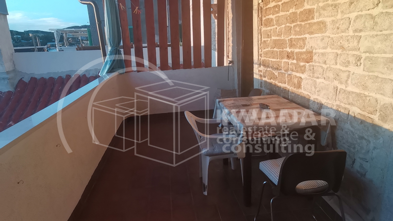 JEDINSTVENA PRILIKA!ŠIBENIK/1.RED DO MORA(NA RIVI)KUĆA(180,55 m2)SA POSLOVNIM PROSTOROM I 2 STANA!