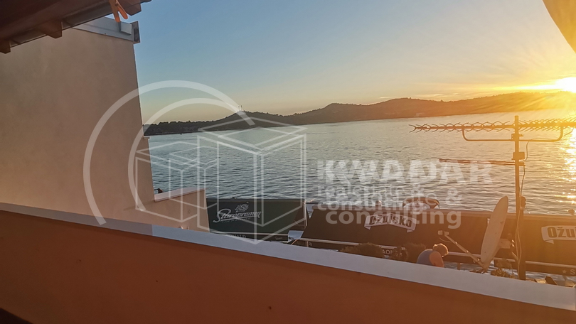 JEDINSTVENA PRILIKA!ŠIBENIK/1.RED DO MORA(NA RIVI)KUĆA(180,55 m2)SA POSLOVNIM PROSTOROM I 2 STANA!