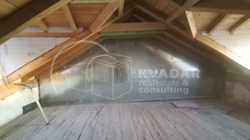 JEDINSTVENA PRILIKA!ŠIBENIK/1.RED DO MORA(NA RIVI)KUĆA(180,55 m2)SA POSLOVNIM PROSTOROM I 2 STANA!