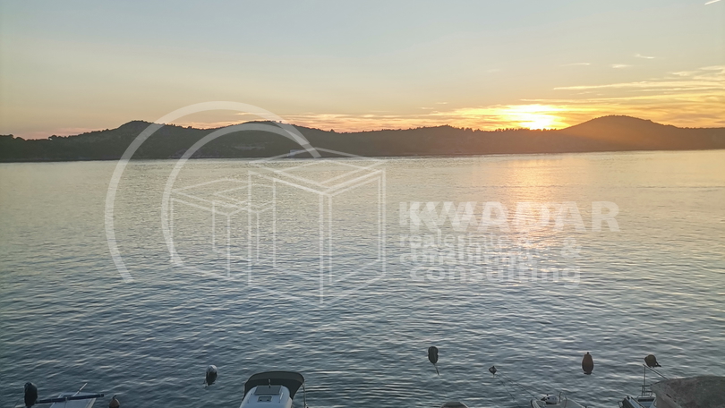 JEDINSTVENA PRILIKA!ŠIBENIK/1.RED DO MORA(NA RIVI)KUĆA(180,55 m2)SA POSLOVNIM PROSTOROM I 2 STANA!