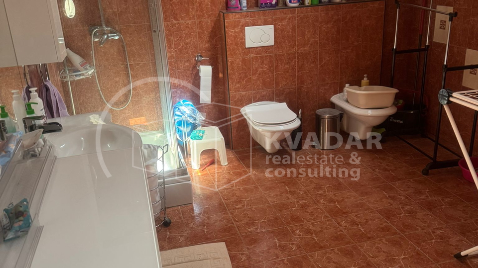 Dugo Selo-Brckovljani/kuća-dva stana- 345m2/parcela 718m2/parking!!