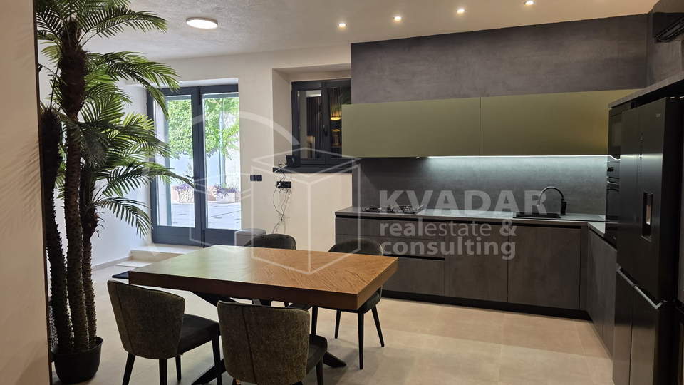 Novorenovirani stan - Ka&scaron;tel Stari 30m od pla&zcaron;e