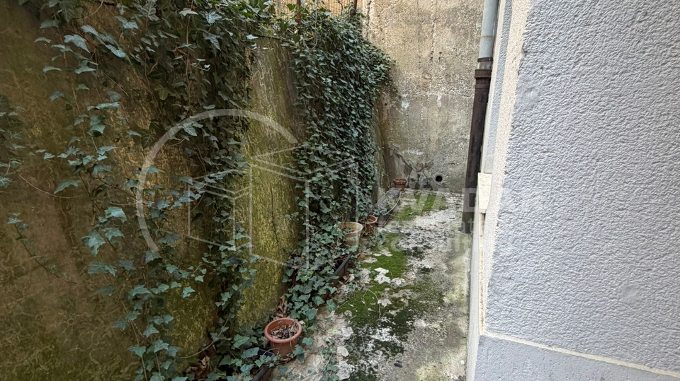 Strogi centar&sol;Tkal&ccaron;i&cacute;eva&sol;stan 80m2&plus;terasa 34m2&excl;