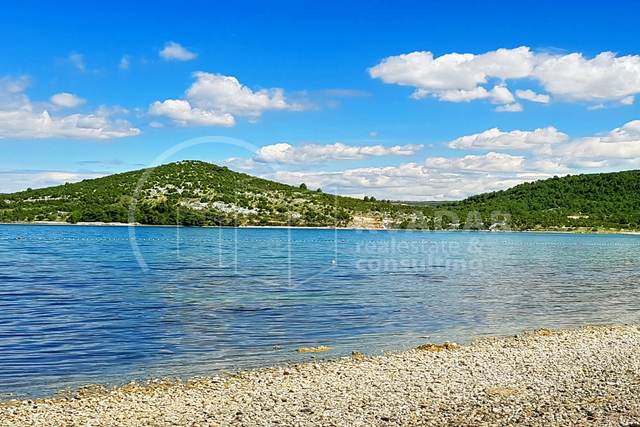 Građevinski teren s projektom u prvom redu do mora i uređene plaže - Stubalj, Bilice kod Šibenika