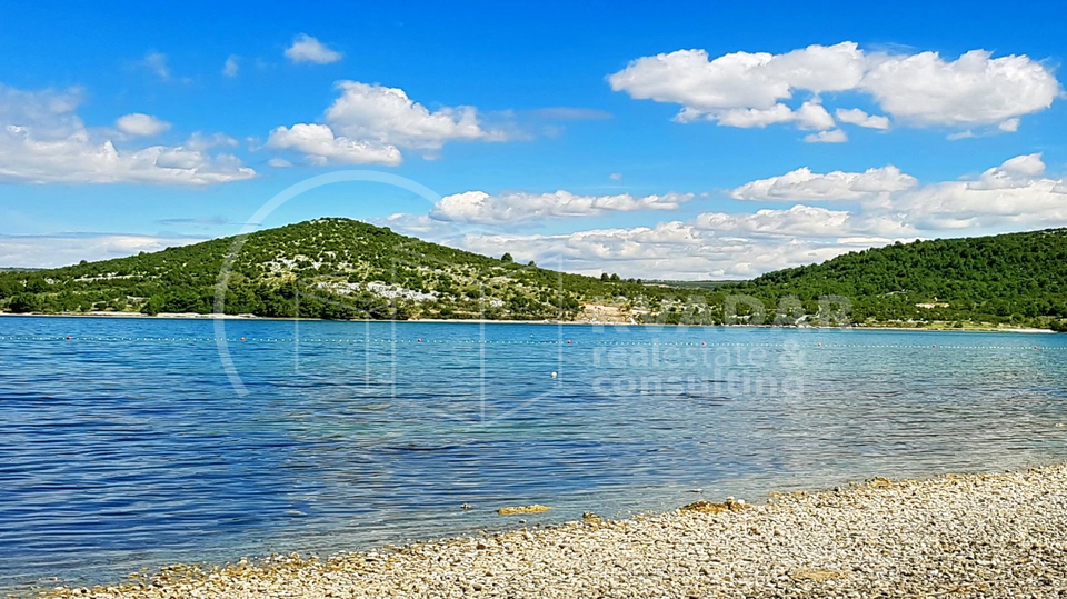Gra&dstrok;evinski teren s projektom u prvom redu do mora i ure&dstrok;ene pla&zcaron;e - Stubalj&comma; Bilice kod &Scaron;ibenika