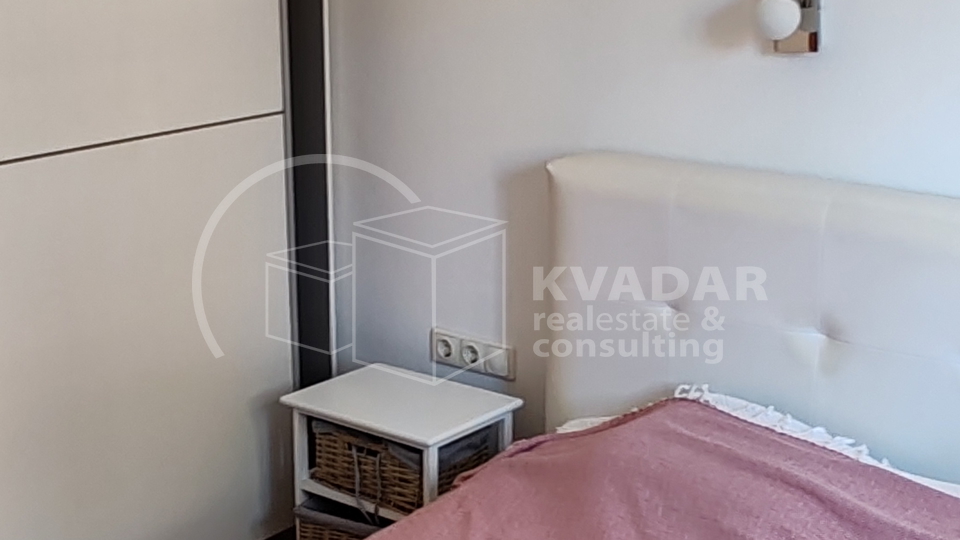 &Scaron;ibenik&sol;Brodarica&sol;stan 84m2 osun&ccaron;ani s pogledom na more&sol;parking&excl;