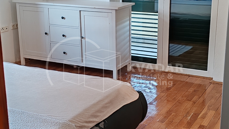 &Scaron;ibenik&sol;Brodarica&sol;stan 84m2 osun&ccaron;ani s pogledom na more&sol;parking&excl;