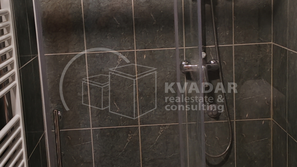 &Scaron;ibenik&sol;Brodarica&sol;stan 84m2 osun&ccaron;ani s pogledom na more&sol;parking&excl;