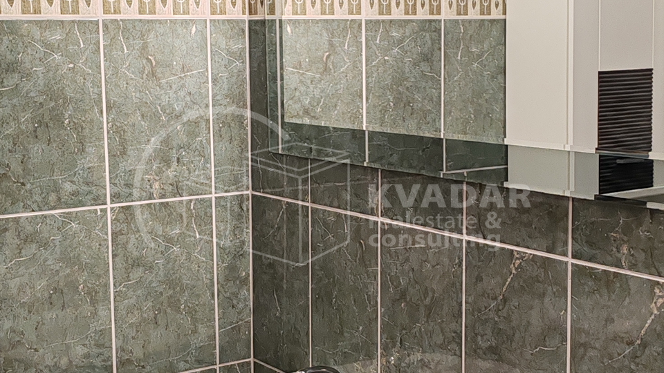 &Scaron;ibenik&sol;Brodarica&sol;stan 84m2 osun&ccaron;ani s pogledom na more&sol;parking&excl;