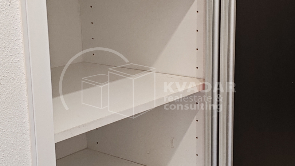 &Scaron;ibenik&sol;Brodarica&sol;stan 84m2 osun&ccaron;ani s pogledom na more&sol;parking&excl;