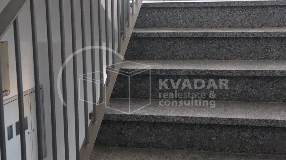 &Scaron;ibenik&sol;Brodarica&sol;stan 84m2 osun&ccaron;ani s pogledom na more&sol;parking&excl;