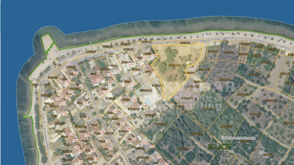 Gra&dstrok;evinski teren s projektom u prvom redu do mora i ure&dstrok;ene pla&zcaron;e - Stubalj&comma; Bilice kod &Scaron;ibenika