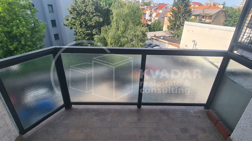 Maksimir&sol;3-soban stan s balkonom i zatvorenom lo&dstrok;om&comma; parking u dvori&scaron;tu&excl;