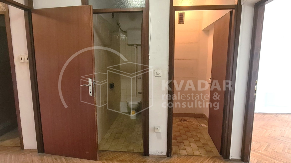 Maksimir&sol;3-soban stan s balkonom i zatvorenom lo&dstrok;om&comma; parking u dvori&scaron;tu&excl;