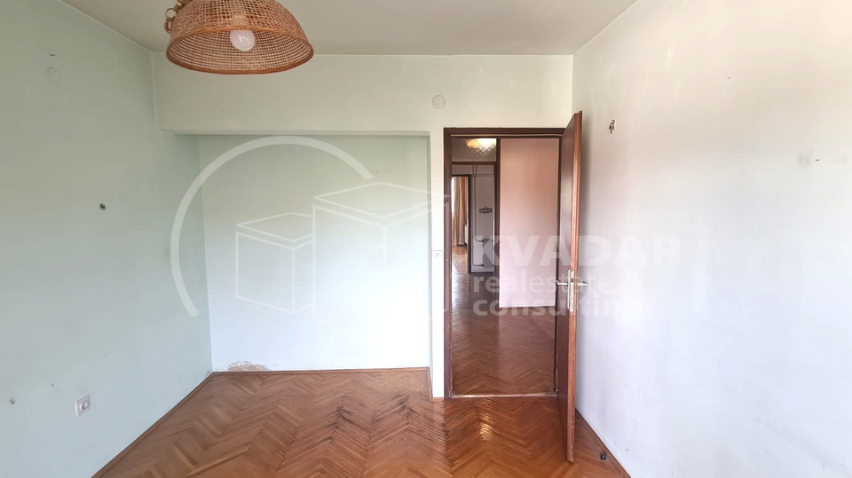 Maksimir&sol;3-soban stan s balkonom i zatvorenom lo&dstrok;om&comma; parking u dvori&scaron;tu&excl;