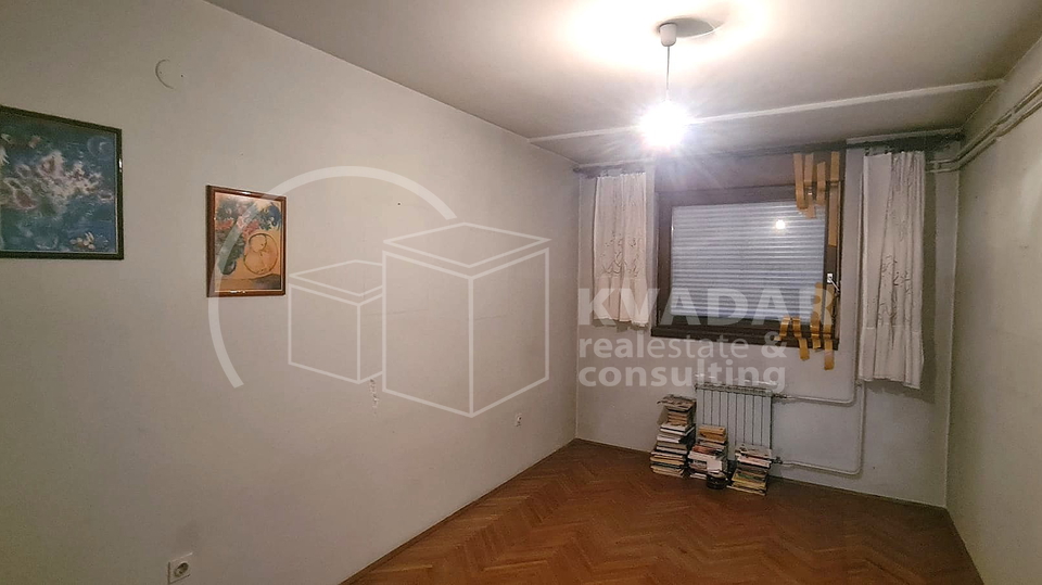 Maksimir&sol;3-soban stan s balkonom i zatvorenom lo&dstrok;om&comma; parking u dvori&scaron;tu&excl;