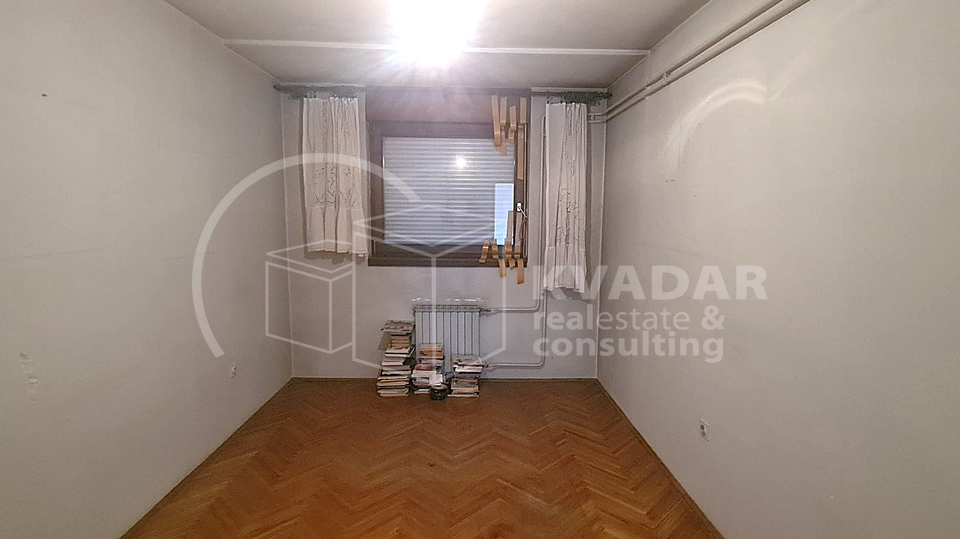 Maksimir&sol;3-soban stan s balkonom i zatvorenom lo&dstrok;om&comma; parking u dvori&scaron;tu&excl;