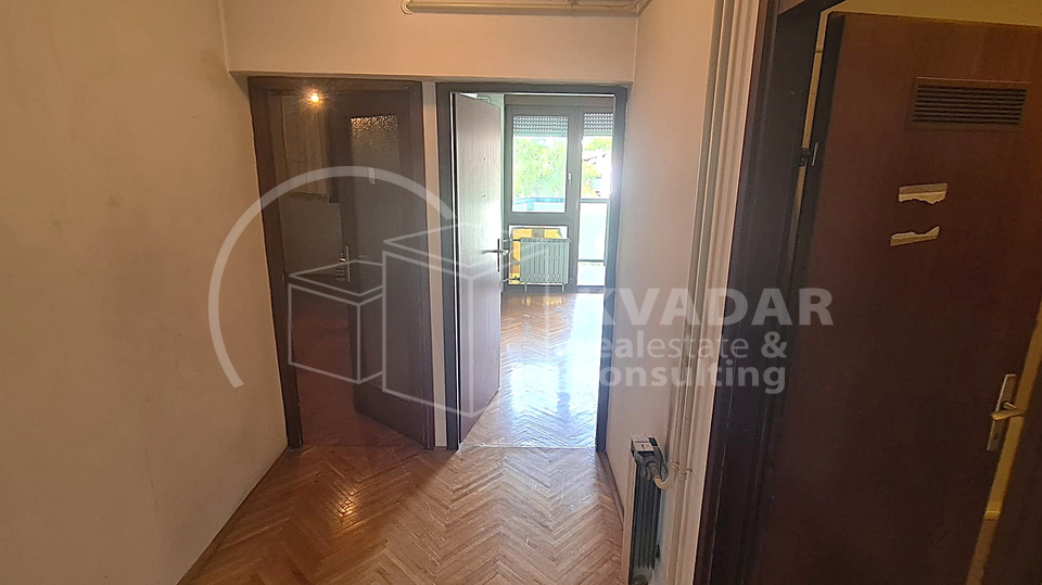 Maksimir&sol;3-soban stan s balkonom i zatvorenom lo&dstrok;om&comma; parking u dvori&scaron;tu&excl;