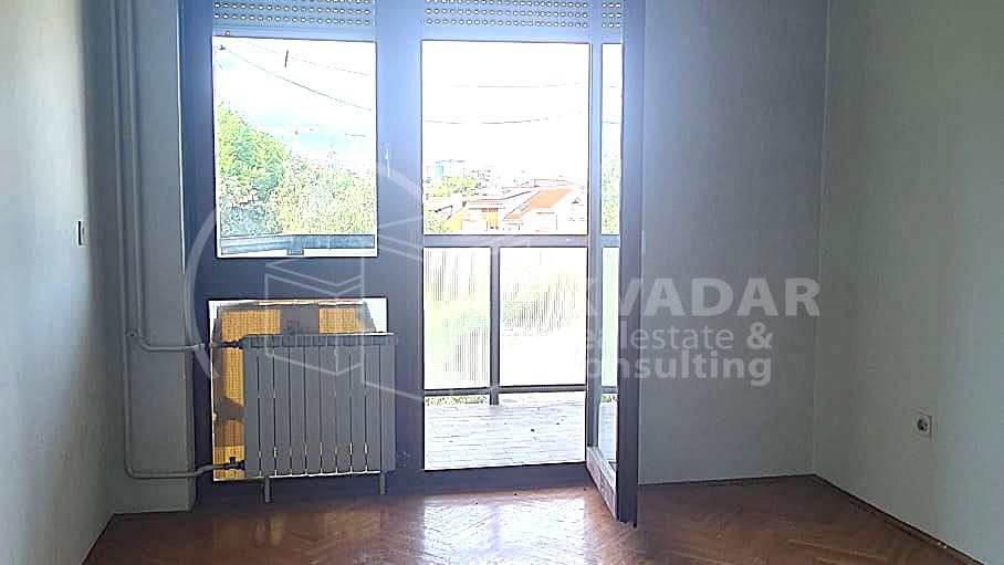 Maksimir&sol;3-soban stan s balkonom i zatvorenom lo&dstrok;om&comma; parking u dvori&scaron;tu&excl;