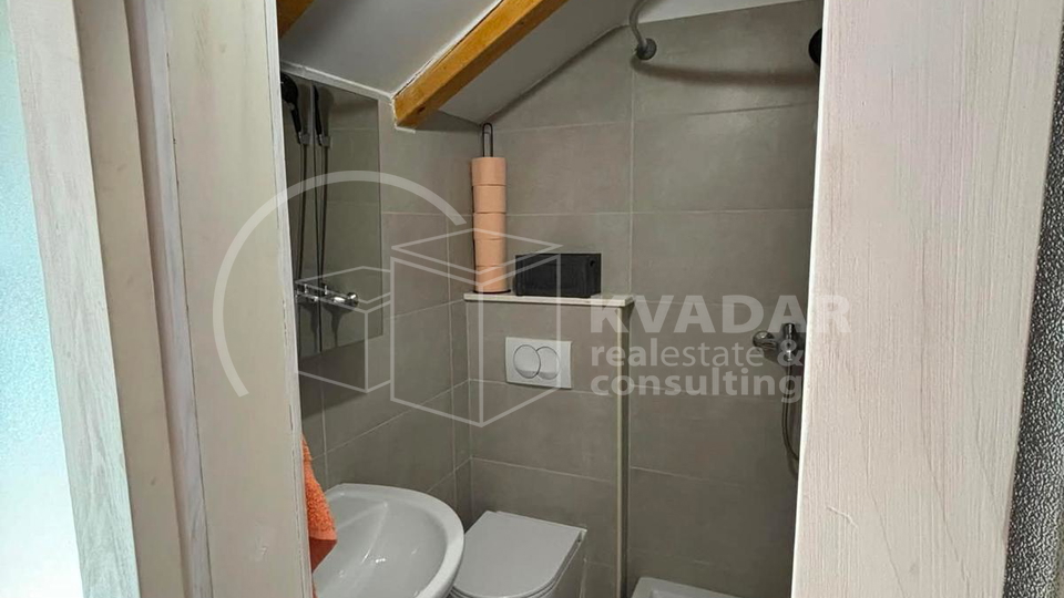Kamena ku&cacute;a u nizu  u povjesnom centru Ka&scaron;tel Luk&scaron;i&cacute;a
