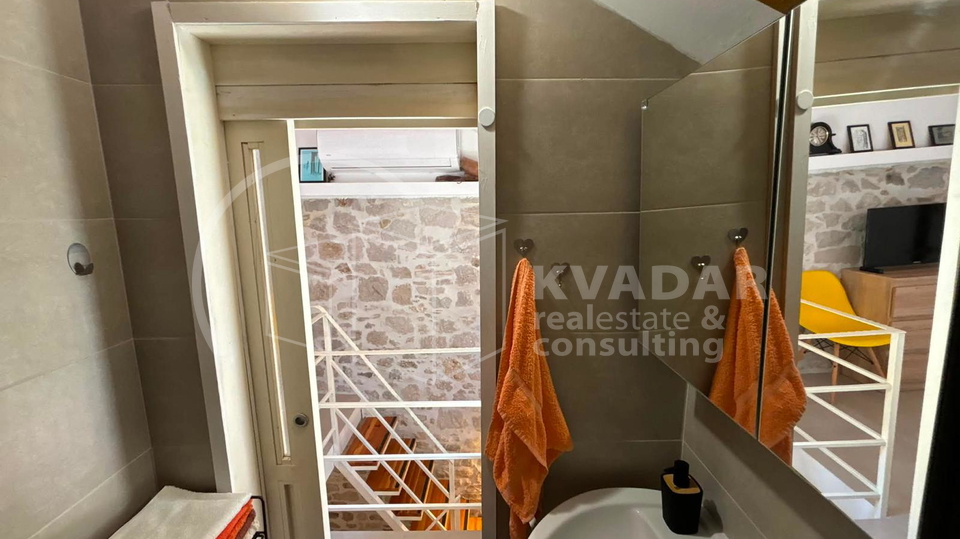 Kamena ku&cacute;a u nizu  u povjesnom centru Ka&scaron;tel Luk&scaron;i&cacute;a