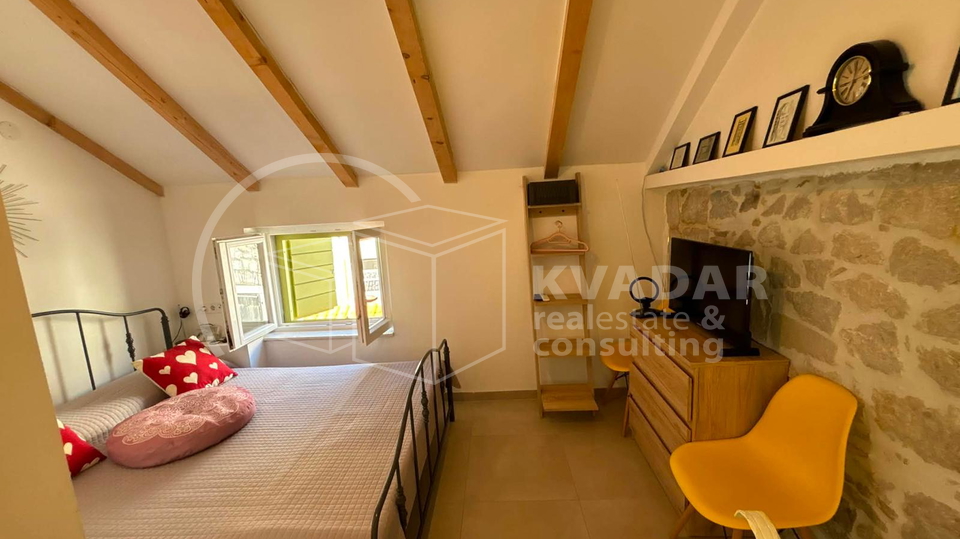 Kamena ku&cacute;a u nizu  u povjesnom centru Ka&scaron;tel Luk&scaron;i&cacute;a