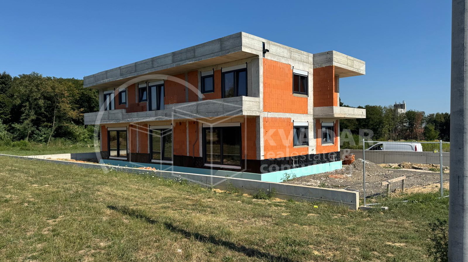 BEZ PROVIZIJE&ast;&ast;&ast;DUGO SELO&sol;TRIPLEX-MODERAN STAN&sol;KU&Cacute;AU NIZU 99&period;40 m2 &sol; 2800 eura&sol;m2&excl;