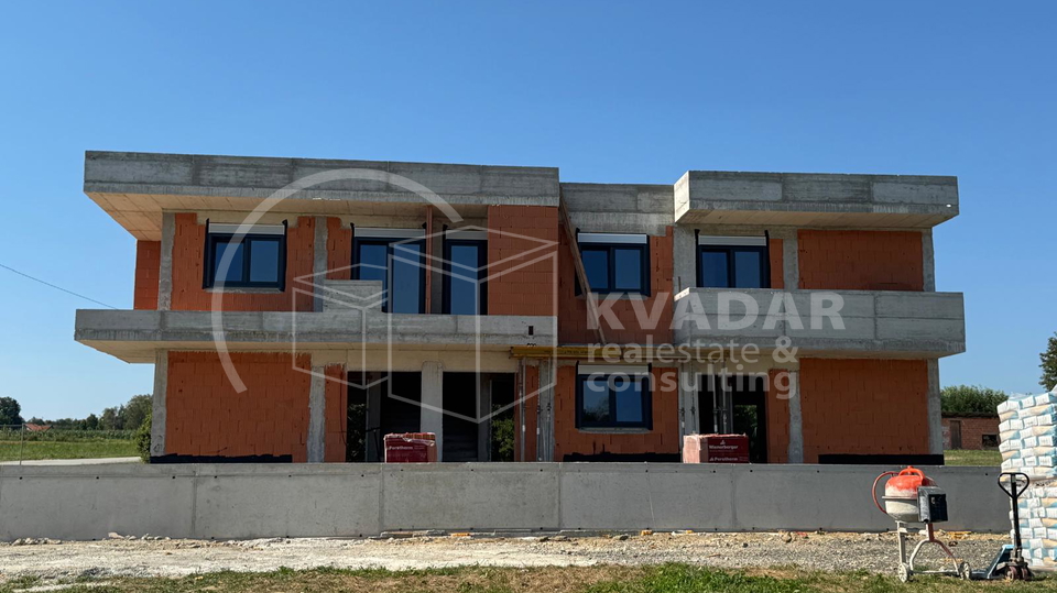 BEZ PROVIZIJE&ast;&ast;&ast;DUGO SELO&sol;TRIPLEX-MODERAN STAN&sol;KU&Cacute;AU NIZU 99&period;40 m2 &sol; 2800 eura&sol;m2&excl;