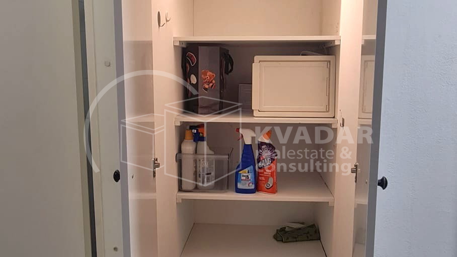 Moderan i funkcionalan stan s galerijom &plus; prostor za odlaganje