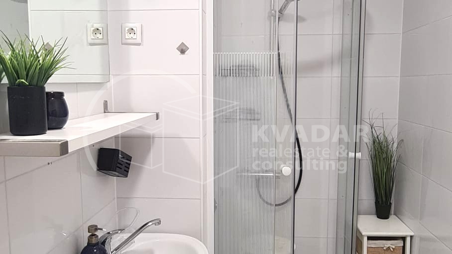 Moderan i funkcionalan stan s galerijom &plus; prostor za odlaganje