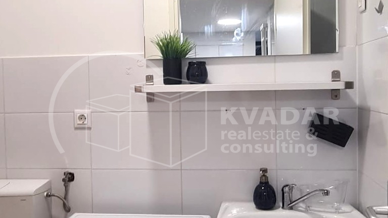 Moderan i funkcionalan stan s galerijom &plus; prostor za odlaganje